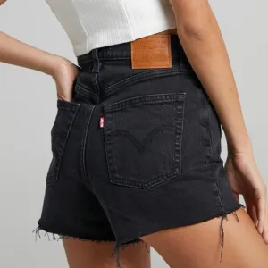 LEVI'S - RIBCAGE DENIM SHORT IN BLACK LAKE