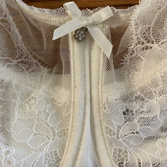 Wacoal Cream Retro Chic Full Figure Lace Underwire B…